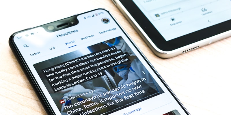 深度专题配图 - 报纸、平板电脑和咖啡组成的现代阅读场景